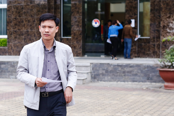 Những người đàn ông mang cặp táp, giấy tờ liên tục đi ra đi vào trụ sở Liên đoàn. (Ảnh: Minh Chiến/Vietnam+) "Cơn sốt" vé trận Việt Nam - Indonesia tại Hà Nội bắt đầu âm ỉ ảnh 6