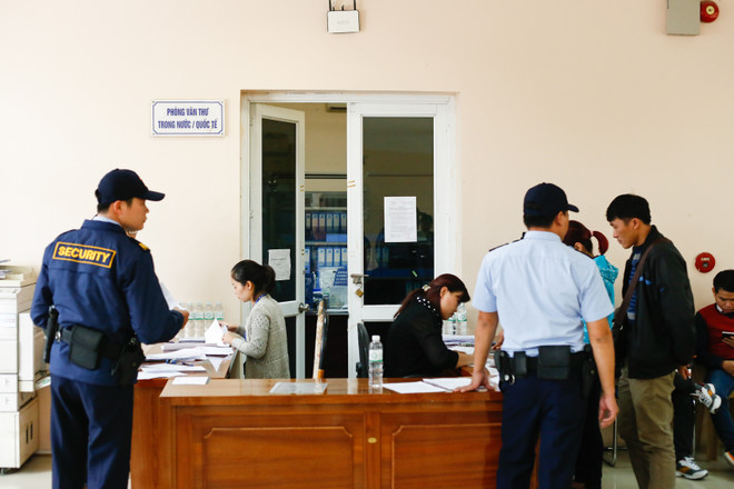Bàn nhận công văn được bảo vệ bởi bộ phận an ninh. Suốt hai ngày qua, đơn vị này phải làm việc liên tục. (Ảnh: Minh Chiến/Vietnam+) "Cơn sốt" vé trận Việt Nam - Indonesia tại Hà Nội bắt đầu âm ỉ ảnh 4