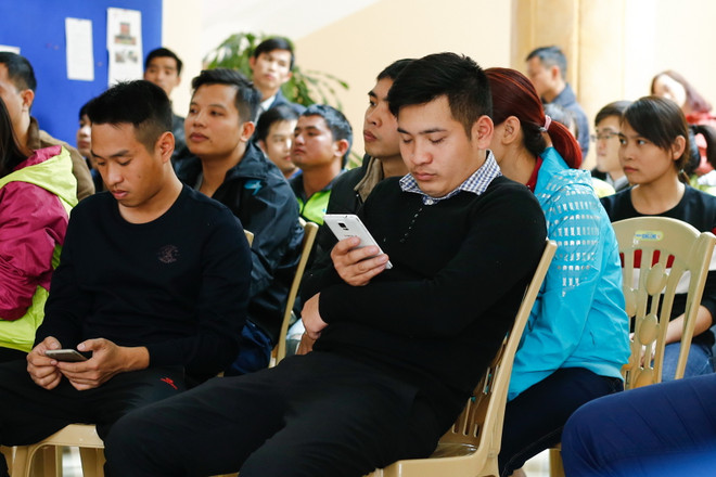 Người đàn ông này vừa ngủ gật trong lúc chờ tới lượt nộp công văn mua vé xem bán kết AFF Cup 2016 Việt Nam - Indonesia. (Ảnh: Minh Chiến/Vietnam+) "Cơn sốt" vé trận Việt Nam - Indonesia tại Hà Nội bắt đầu âm ỉ ảnh 1