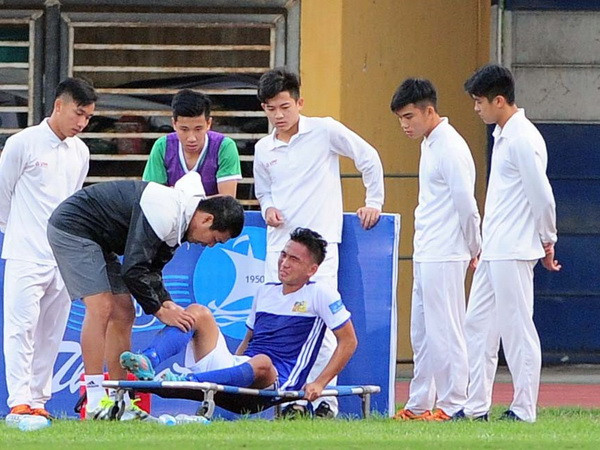 Người đưa U19 Việt Nam tới World Cup bị chấn thương ở Cúp quốc gia ảnh 1