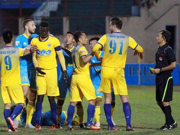 Bị treo giò và phạt tiền, Omar nhận án phạt nặng nhất lịch sử VFF ảnh 1