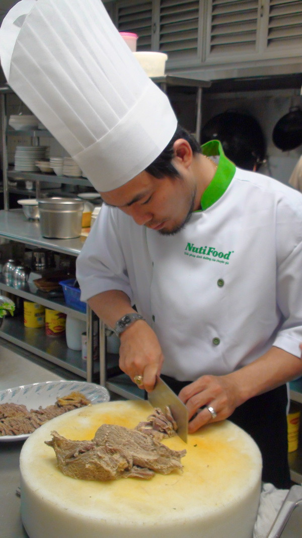 U19 Việt Nam thưởng thức phở Việt tại khách sạn hai sao Brunei ảnh 1