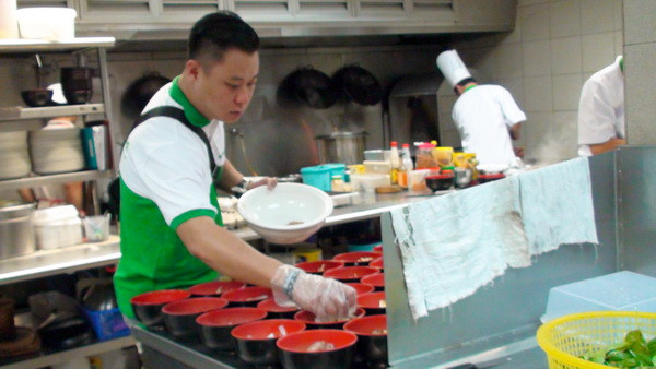 U19 Việt Nam thưởng thức phở Việt tại khách sạn hai sao Brunei ảnh 4