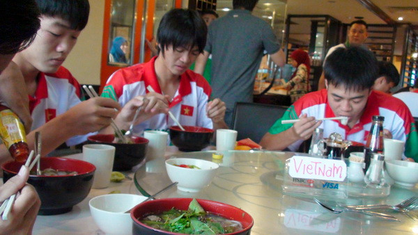 U19 Việt Nam thưởng thức phở Việt tại khách sạn hai sao Brunei ảnh 5
