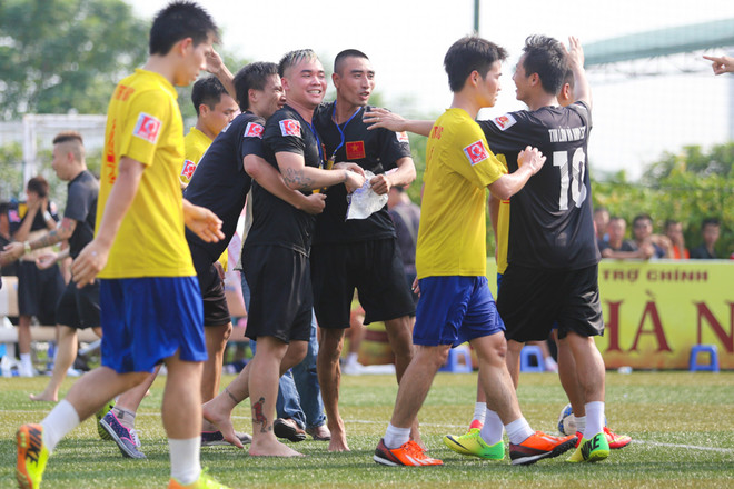 [Photo] Quốc Vượng tái xuất, Tuấn Hưng bại trận sân ‘phủi’ ảnh 9