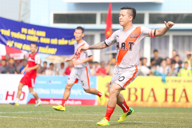 [Photo] Quốc Vượng tái xuất, Tuấn Hưng bại trận sân ‘phủi’ ảnh 1