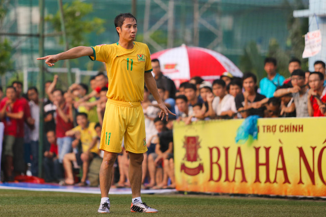 [Photo] Quốc Vượng tái xuất, Tuấn Hưng bại trận sân ‘phủi’ ảnh 8