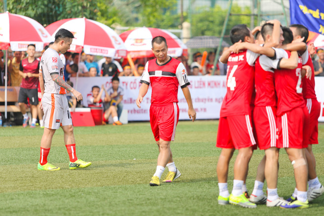 [Photo] Quốc Vượng tái xuất, Tuấn Hưng bại trận sân ‘phủi’ ảnh 3