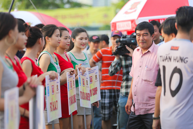 [Photo] Quốc Vượng tái xuất, Tuấn Hưng bại trận sân ‘phủi’ ảnh 4