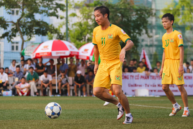 [Photo] Quốc Vượng tái xuất, Tuấn Hưng bại trận sân ‘phủi’ ảnh 7