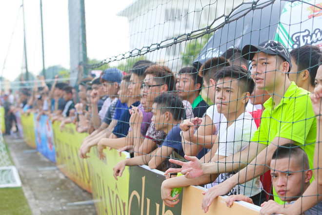 Tuấn Hưng bất ngờ vì nhiều người hâm mộ tới sân xem bóng ‘phủi’ ảnh 2