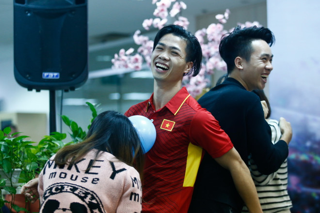 Công Phượng: Nhìn sân cỏ V-League đã thấy không muốn đá ảnh 2