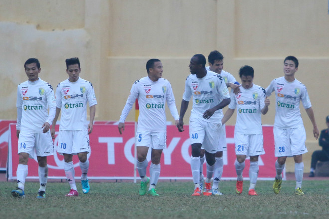 [Photo] HLV Vũ Quang Bảo chỉ mặt Gonzalo, Thanh Hóa thắng ngược á quân ảnh 4