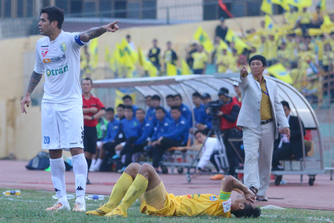 [Photo] HLV Vũ Quang Bảo chỉ mặt Gonzalo, Thanh Hóa thắng ngược á quân ảnh 11