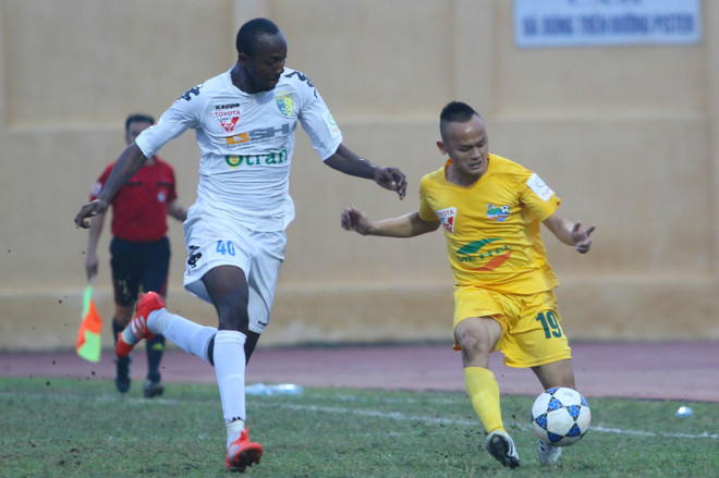 [Photo] HLV Vũ Quang Bảo chỉ mặt Gonzalo, Thanh Hóa thắng ngược á quân ảnh 6