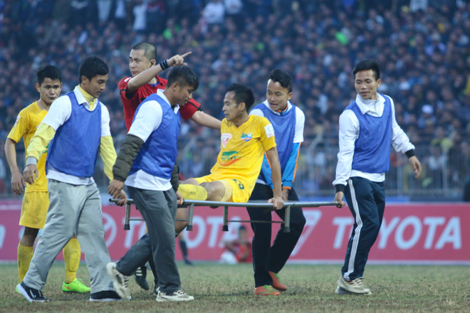 [Photo] HLV Vũ Quang Bảo chỉ mặt Gonzalo, Thanh Hóa thắng ngược á quân ảnh 13