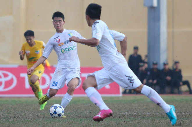 [Photo] HLV Vũ Quang Bảo chỉ mặt Gonzalo, Thanh Hóa thắng ngược á quân ảnh 2