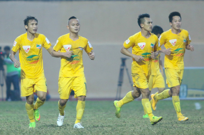 [Photo] HLV Vũ Quang Bảo chỉ mặt Gonzalo, Thanh Hóa thắng ngược á quân ảnh 14