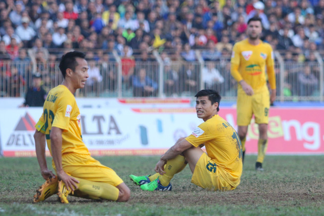 [Photo] HLV Vũ Quang Bảo chỉ mặt Gonzalo, Thanh Hóa thắng ngược á quân ảnh 5
