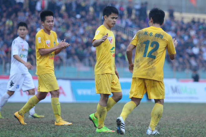 [Photo] HLV Vũ Quang Bảo chỉ mặt Gonzalo, Thanh Hóa thắng ngược á quân ảnh 7