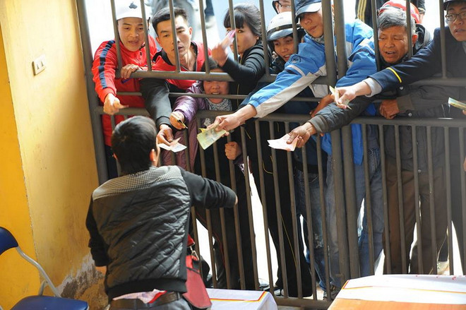 Tiếp tục “nóng” vé xem trận Hoàng Anh Gia Lai - Hải Phòng ảnh 1