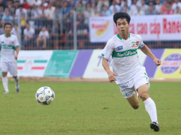 [Video] Cận cảnh Công Phượng ngã "kiếm" phạt đền trước SHB Đà Nẵng ảnh 1