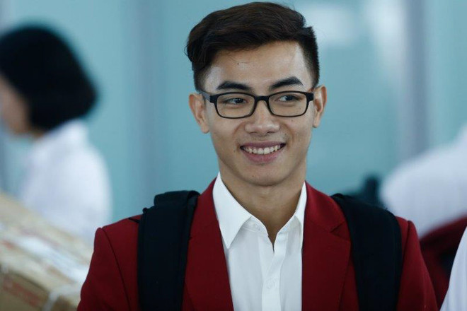 Tuyển thủ Việt hồn nhiên "hút" sữa trước giờ bay dự SEA Games ảnh 8