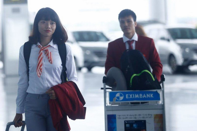 Tuyển thủ Việt hồn nhiên "hút" sữa trước giờ bay dự SEA Games ảnh 7