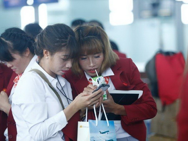 Tuyển thủ Việt hồn nhiên "hút" sữa trước giờ bay dự SEA Games ảnh 1