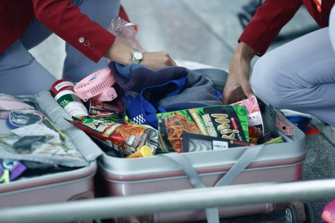 Tuyển thủ Việt hồn nhiên "hút" sữa trước giờ bay dự SEA Games ảnh 5