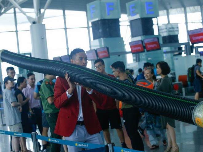 Tuyển thủ Việt hồn nhiên "hút" sữa trước giờ bay dự SEA Games ảnh 4