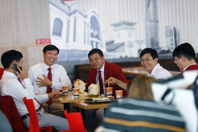 Tuyển thủ Việt hồn nhiên "hút" sữa trước giờ bay dự SEA Games ảnh 2