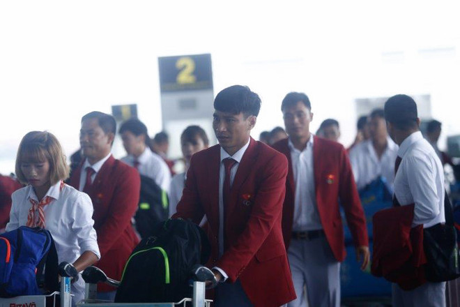 Tuyển thủ Việt hồn nhiên "hút" sữa trước giờ bay dự SEA Games ảnh 6