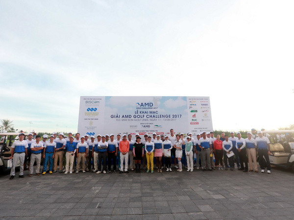 Đánh một gậy Hole in one, golf thủ nhận một xe Mercedes ảnh 1