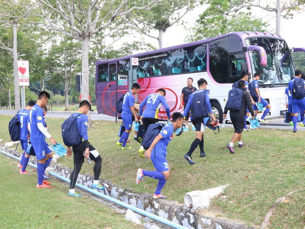 Thầy trò huấn luyện viên Hữu Thắng gặp nhiều khó khăn ở Malaysia ảnh 1