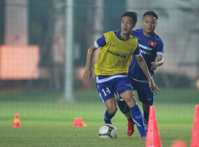 Tuyển Việt Nam tập đêm, Công Phượng lên tuyển chiều nay ảnh 2