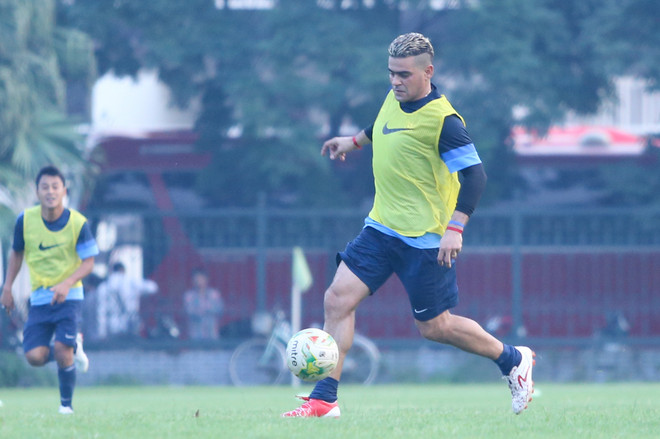 HLV Alfred Riedl ngại Công Vinh, đánh giá cao Văn Quyết ảnh 4