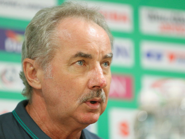 HLV Alfred Riedl cân nhắc chuyện tìm công việc mới ảnh 1