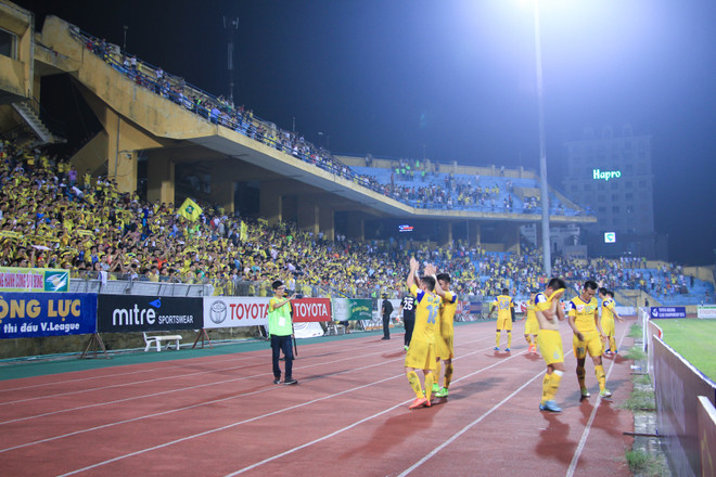 [Photo] “Fan” Sông Lam Nghệ An nhuộm vàng sân Hàng Đẫy ảnh 7