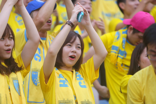 [Photo] “Fan” Sông Lam Nghệ An nhuộm vàng sân Hàng Đẫy ảnh 5
