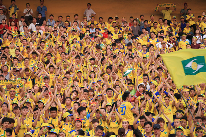 [Photo] “Fan” Sông Lam Nghệ An nhuộm vàng sân Hàng Đẫy ảnh 3