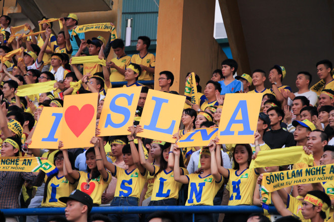 [Photo] “Fan” Sông Lam Nghệ An nhuộm vàng sân Hàng Đẫy ảnh 2