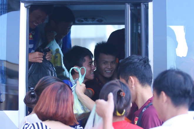 U19 Việt Nam xúc động vì “fan” cuồng Hà Nam tặng nước ngọt ảnh 2
