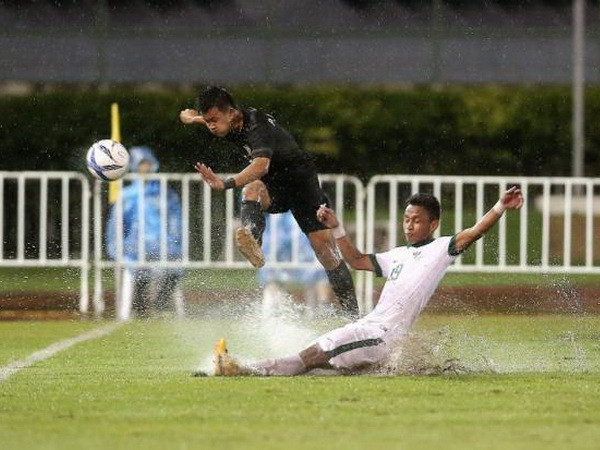 Người Thái cũng chật vật vì “thủy chiến” như U22 Việt Nam ảnh 1