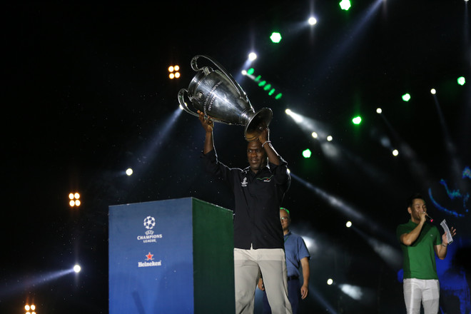 Hàng nghìn cổ động viên Thủ đô cuồng nhiệt với Clarence Seedorf ảnh 6