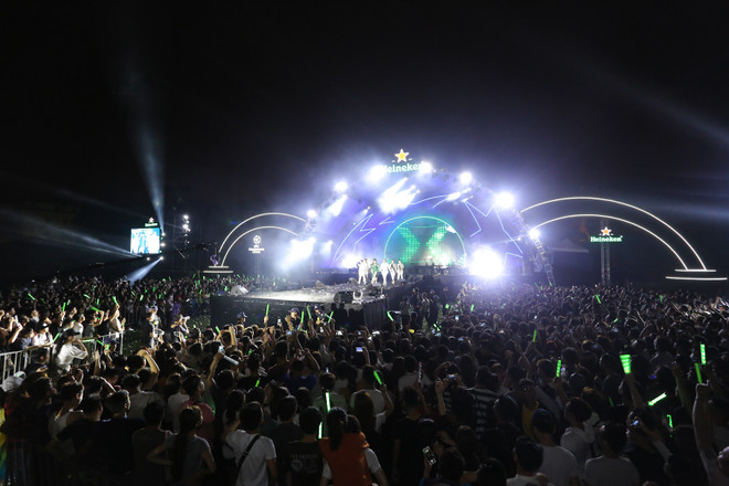 Hàng nghìn cổ động viên Thủ đô cuồng nhiệt với Clarence Seedorf ảnh 2