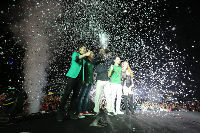 Hàng nghìn cổ động viên Thủ đô cuồng nhiệt với Clarence Seedorf ảnh 1