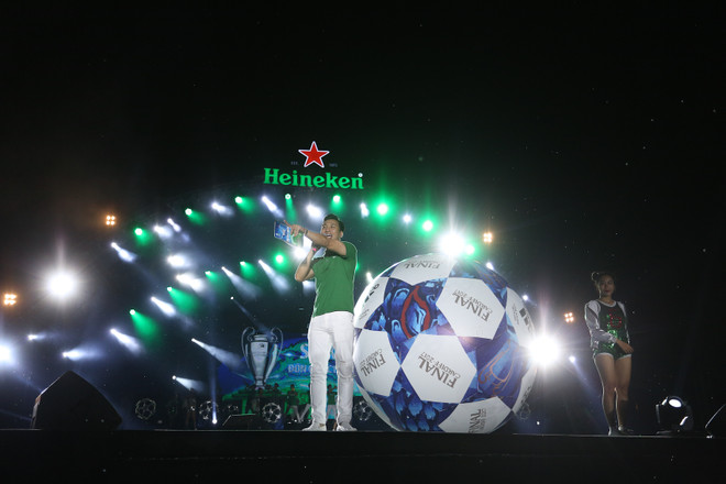 Hàng nghìn cổ động viên Thủ đô cuồng nhiệt với Clarence Seedorf ảnh 3