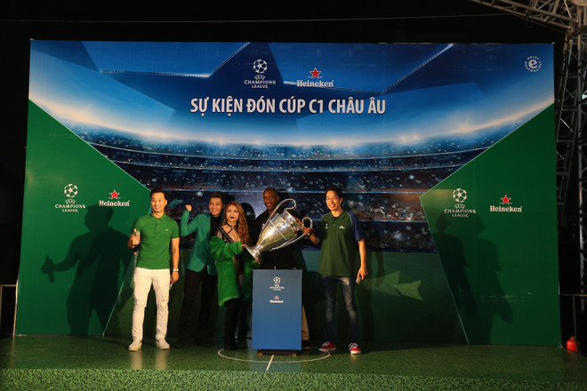 Hàng nghìn cổ động viên Thủ đô cuồng nhiệt với Clarence Seedorf ảnh 7