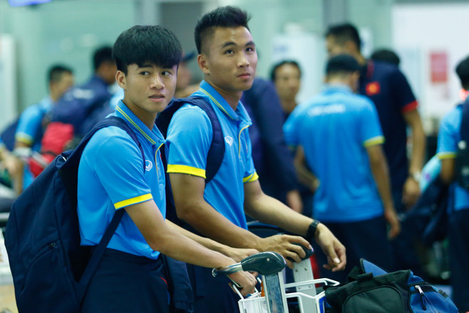 Diện bảnh bao, thày trò Hoàng Anh Tuấn lên đường sang Đức tập huấn ảnh 1